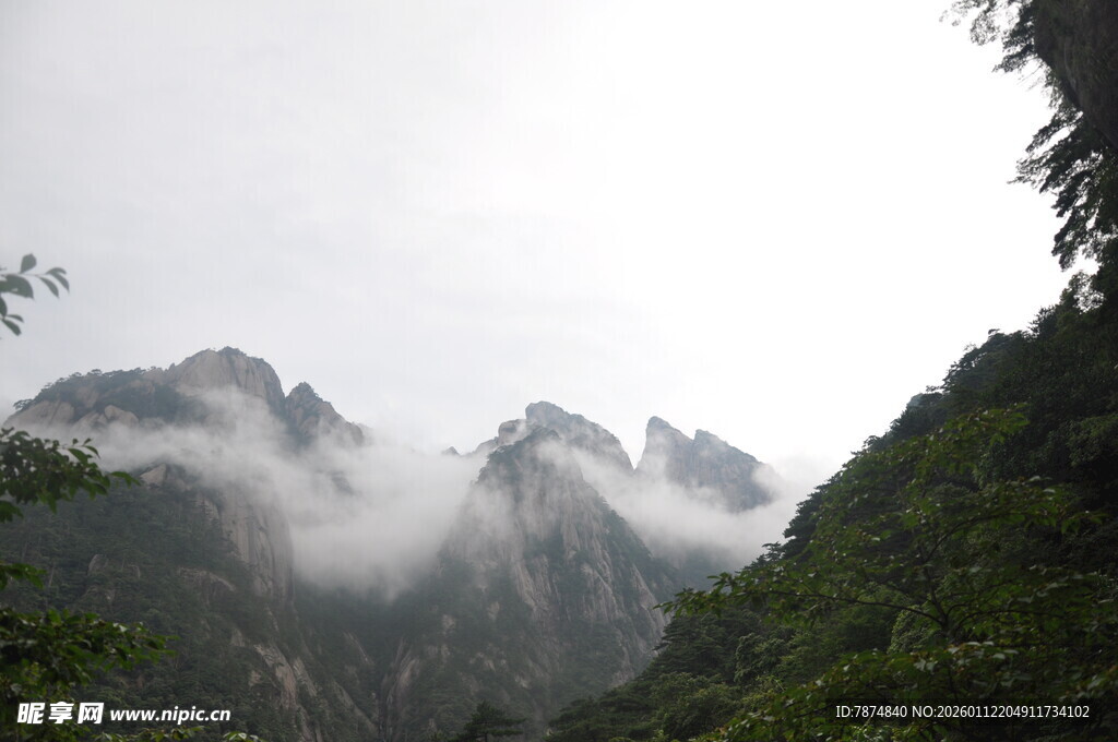 云雾缭绕的壮美山峦