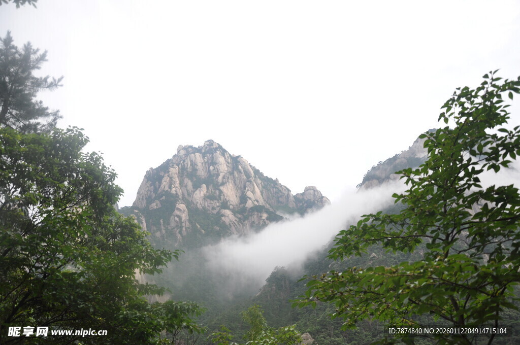 云雾缭绕的山间美景