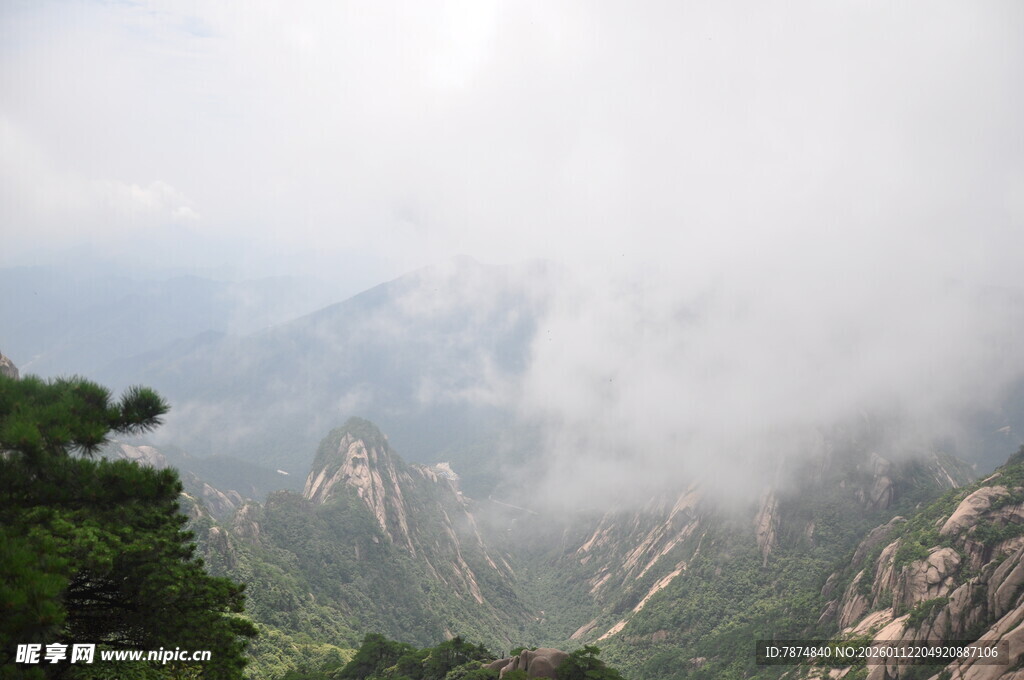云雾缭绕的壮美山峦