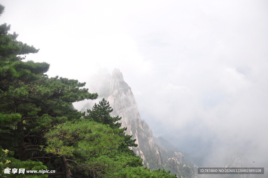 云雾缭绕的巍峨山峰