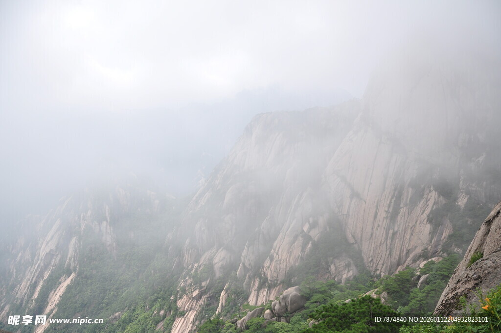 云雾缭绕中的险峻山峰