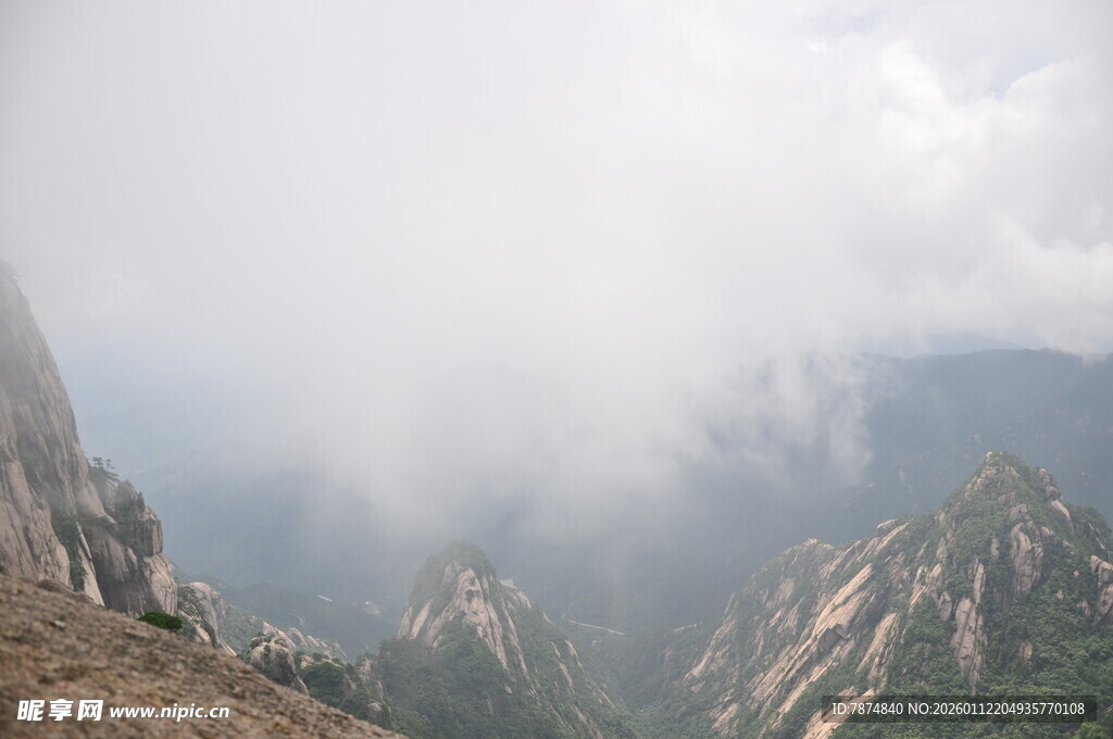 云雾缭绕的壮美山峦