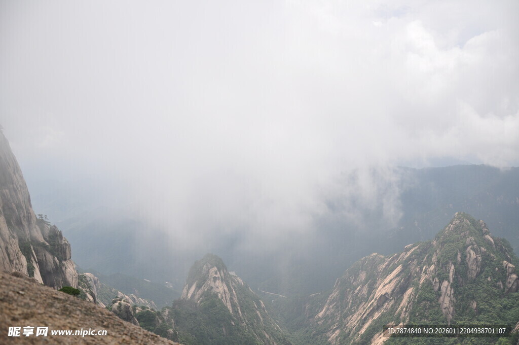 云雾缭绕的壮美山峰