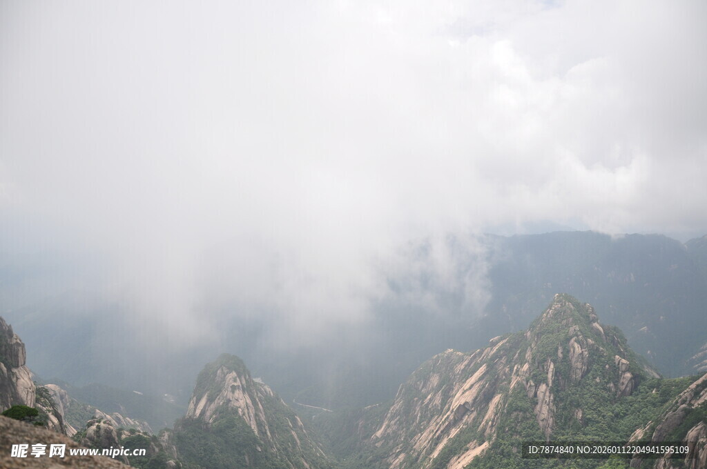 云雾缭绕的壮美山峦