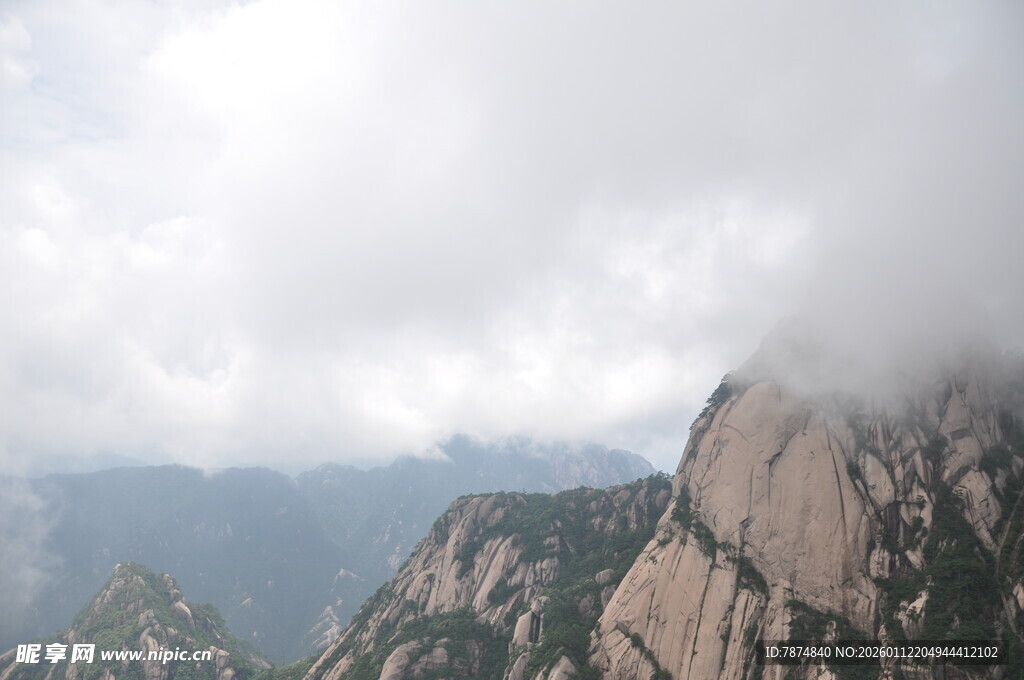 云雾缭绕的壮丽山峰