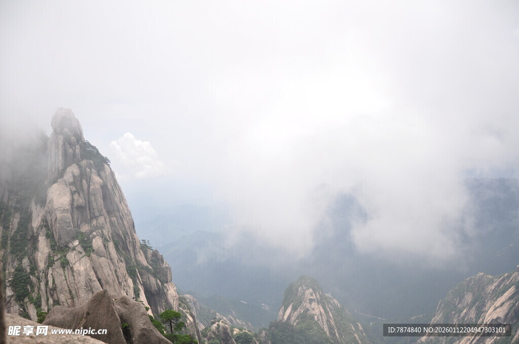 云雾缭绕的壮美山峰