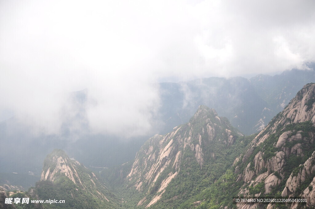 云雾缭绕的壮美山峦