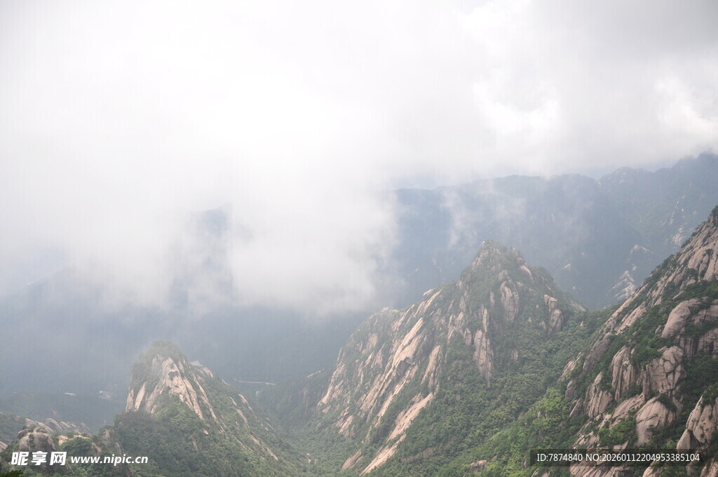 云雾缭绕的壮美山峦