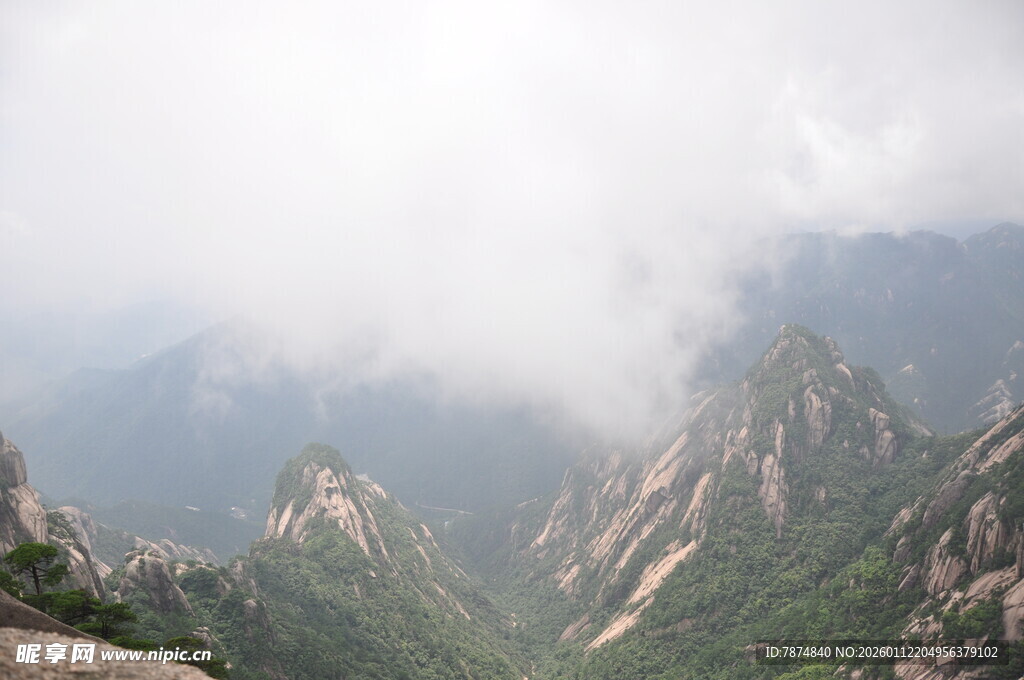 云雾缭绕的壮美山峦