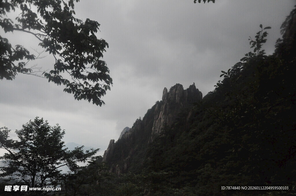 云雾缭绕的山间景致