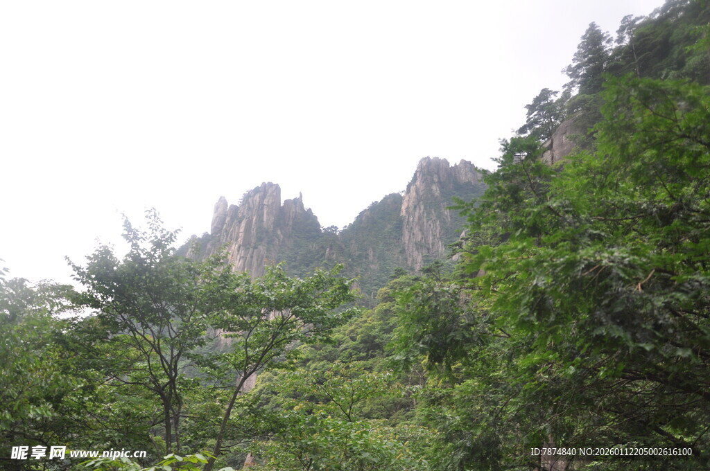 山林间的秀丽奇峰景色