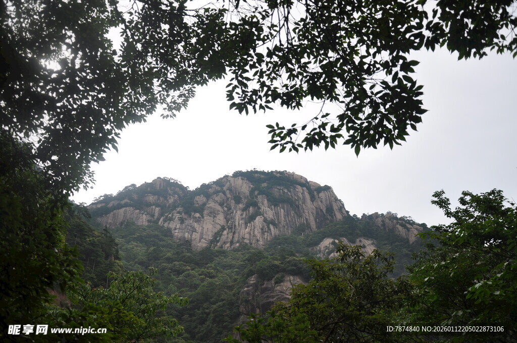 山林间的巍峨山峰
