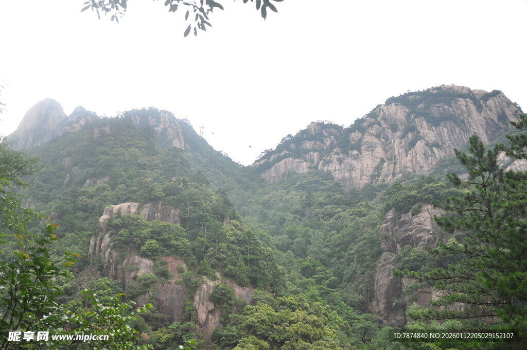 青山葱郁间的秀丽山景