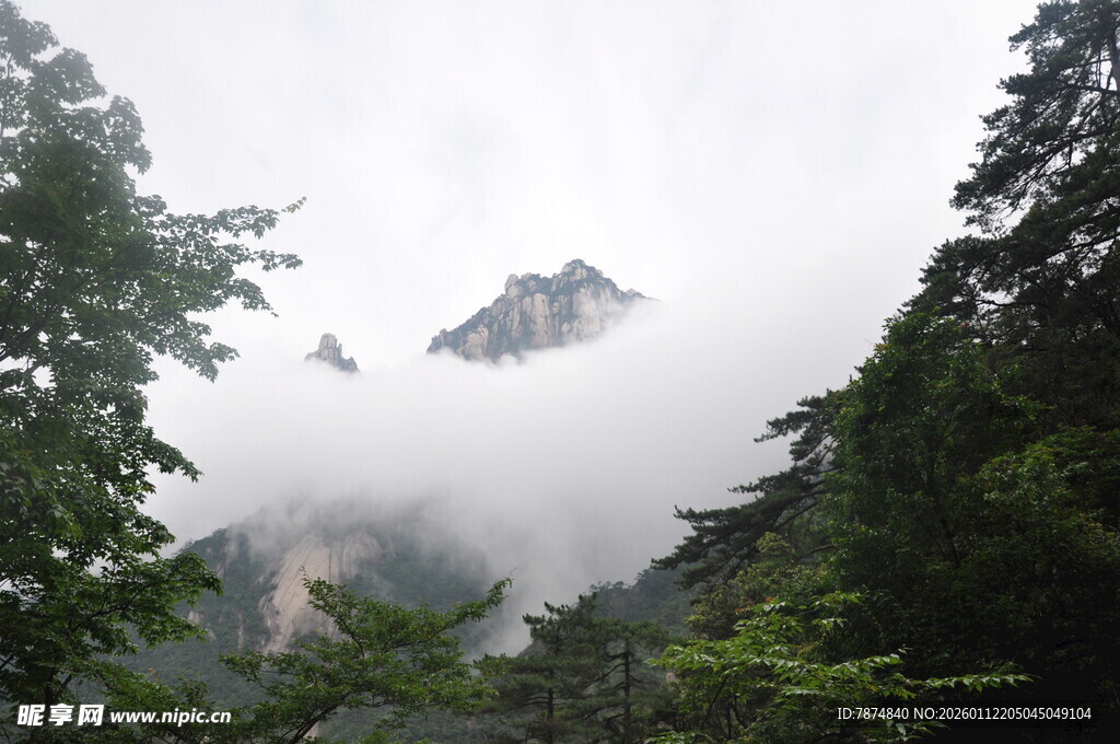 云雾缭绕山间景色
