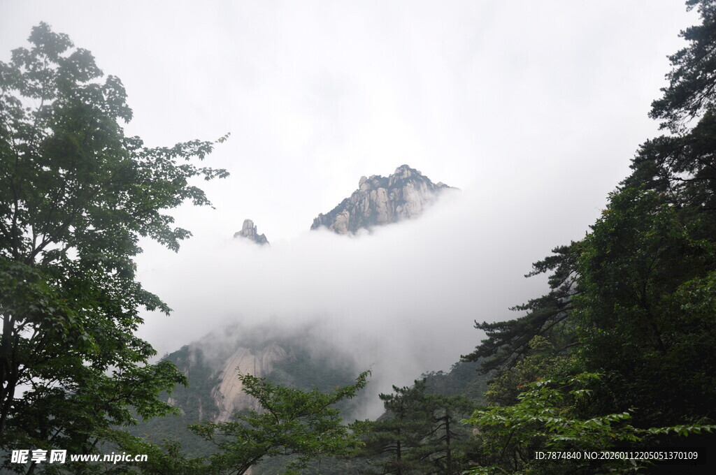云雾缭绕的山间景致