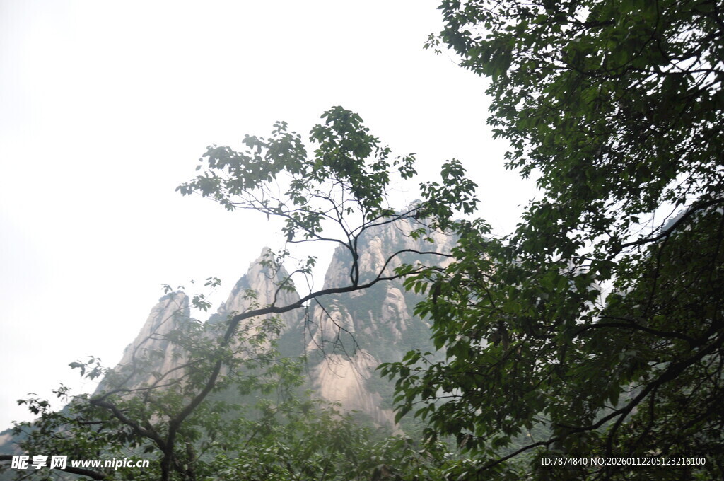 山林间的巍峨山峰