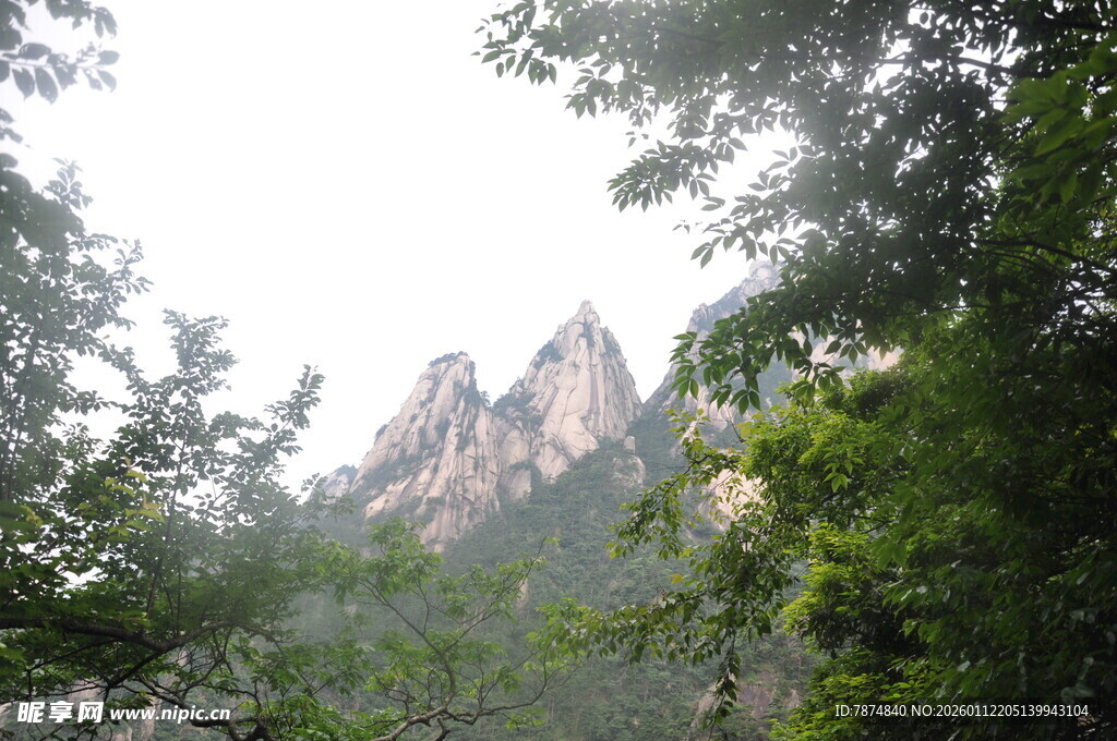 山林间的秀丽奇峰