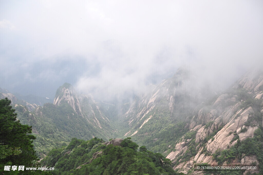 云雾缭绕的壮美山峦