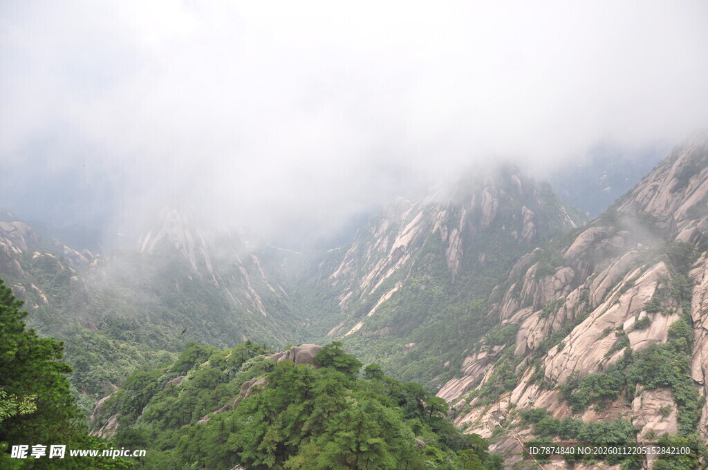 云雾缭绕的壮美山峦