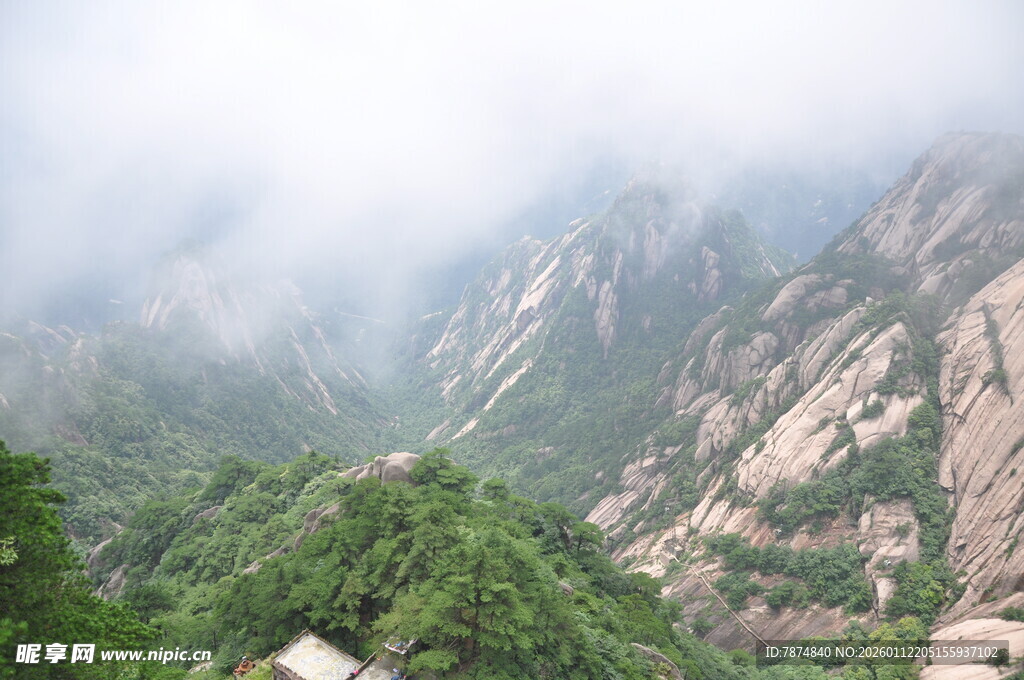 云雾缭绕的壮丽山峦
