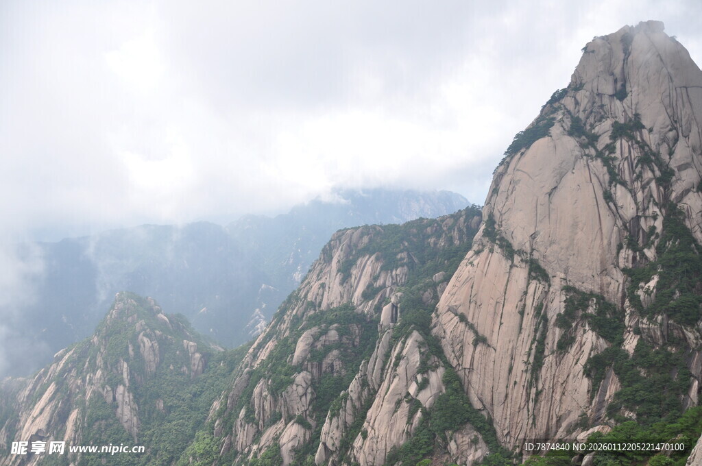 巍峨山峰云雾缭绕之景
