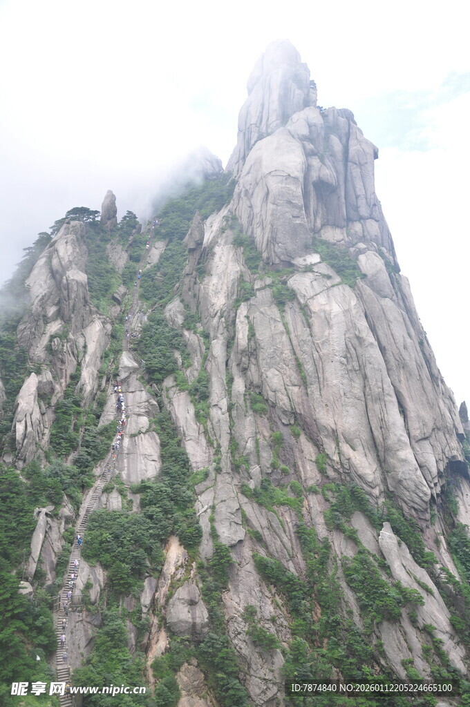 云雾缭绕的巍峨山峰