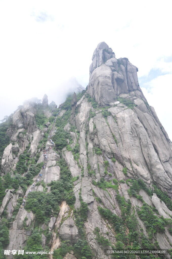 巍峨山峰上的奇特岩石