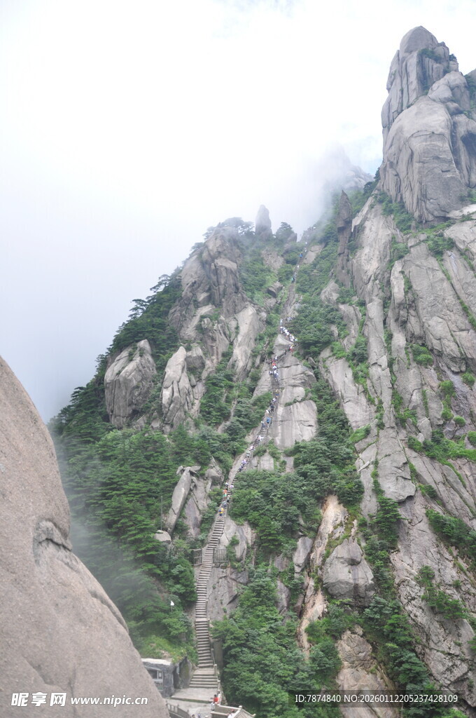 巍峨山峰绿意点缀