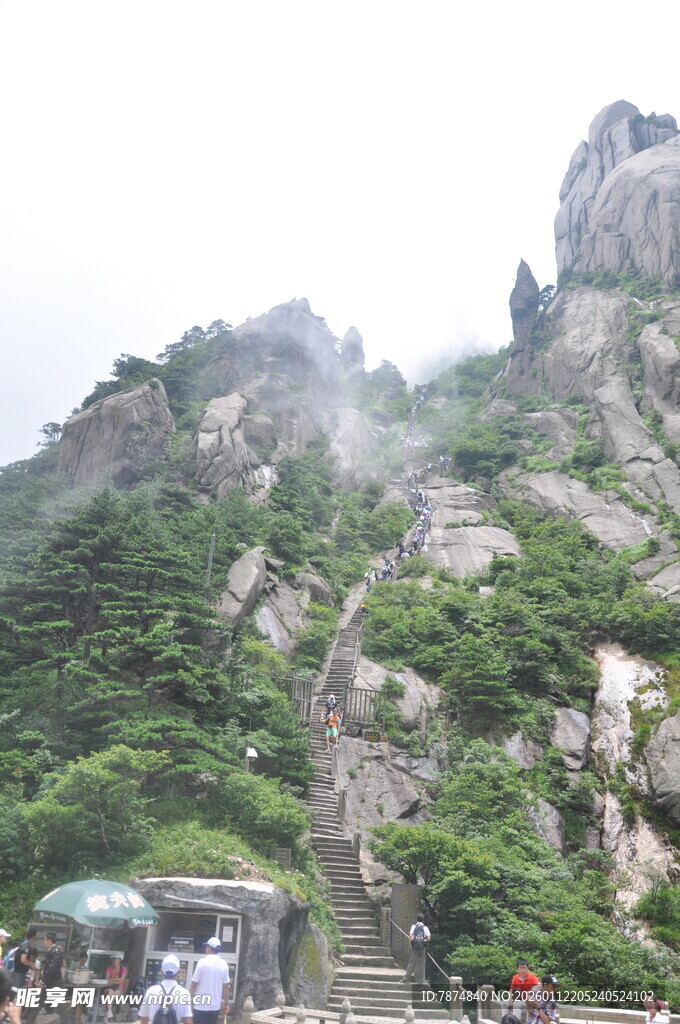 云雾缭绕的壮美山峦景观