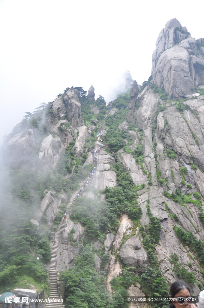 云雾缭绕的险峻山峰