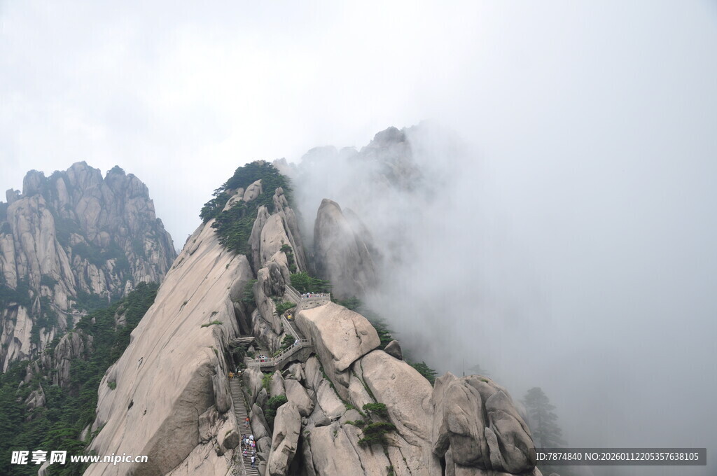 云雾缭绕的险峻山峰