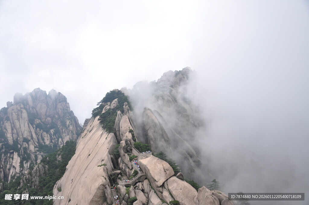 云雾缭绕的险峻山峰