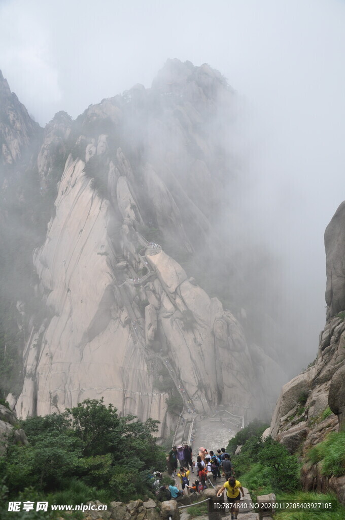 云雾缭绕中的登山者
