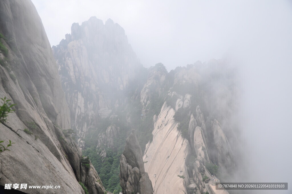 云雾缭绕的壮丽山峰