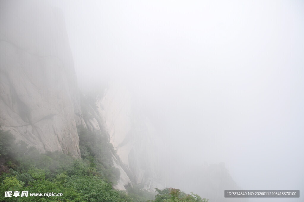 云雾缭绕的巍峨山峰