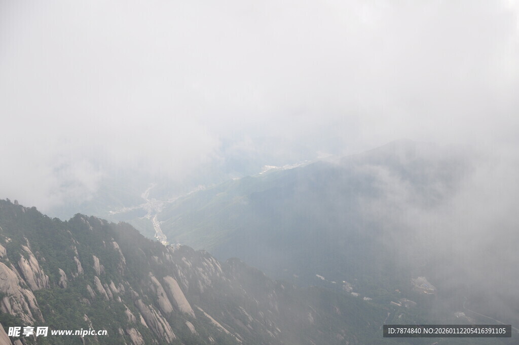 云雾缭绕的壮美山峦