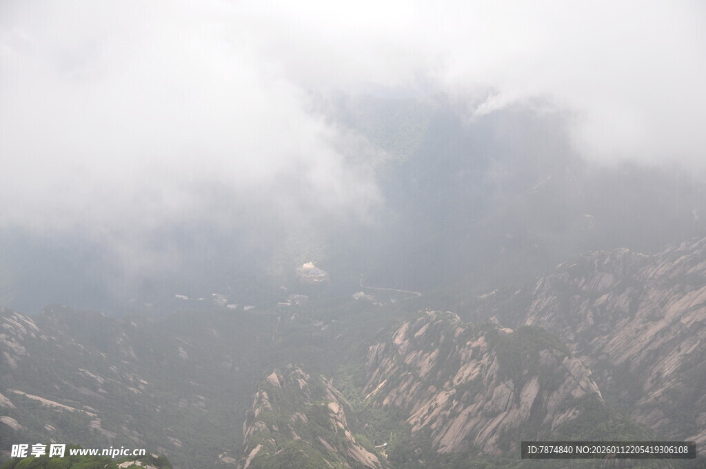 云雾缭绕的壮美山峦