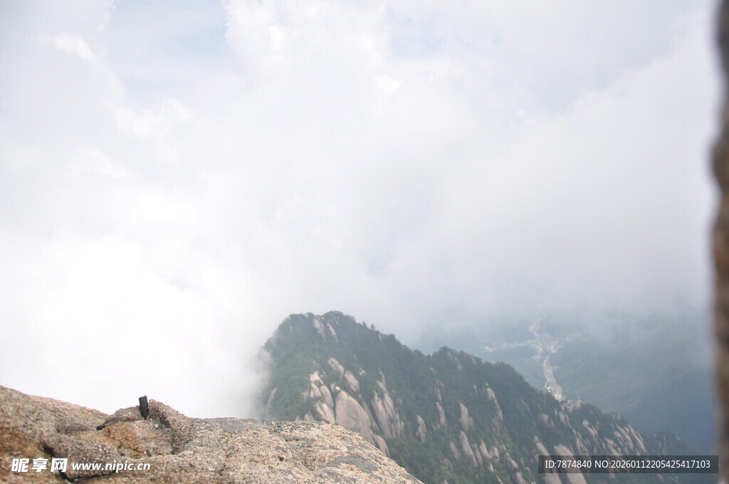 云雾缭绕的巍峨山峰