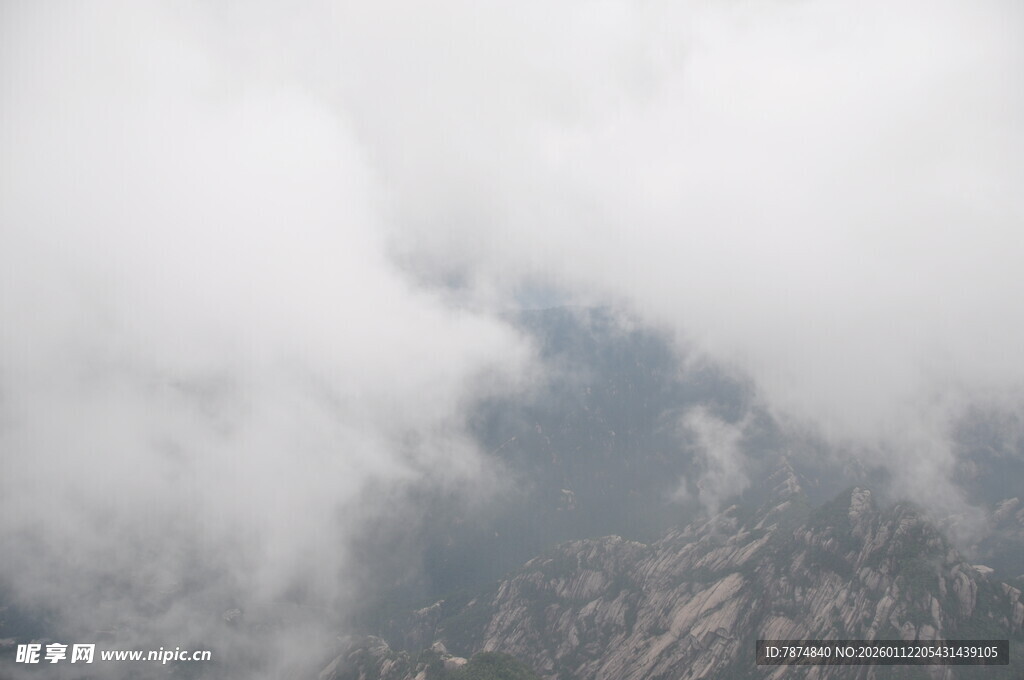 云雾缭绕的山峦景色