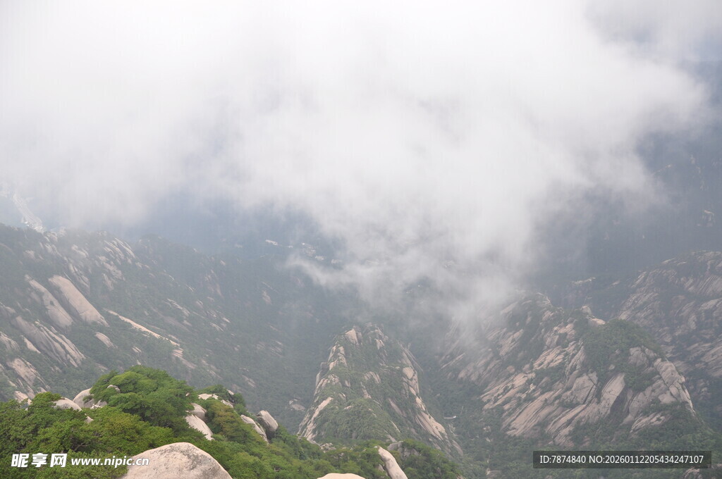 云雾缭绕的壮丽山峦