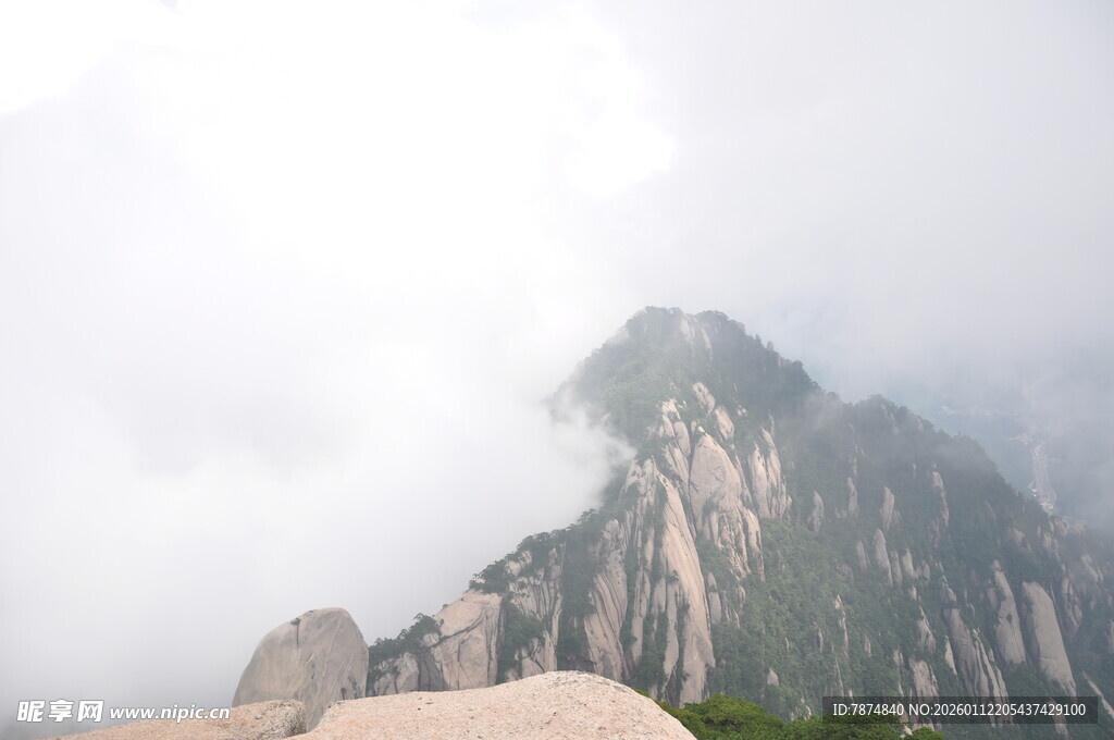 云雾缭绕的巍峨山峰