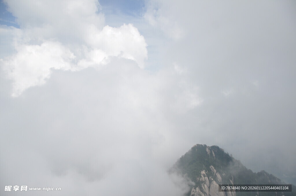 云雾缭绕中的巍峨山峰