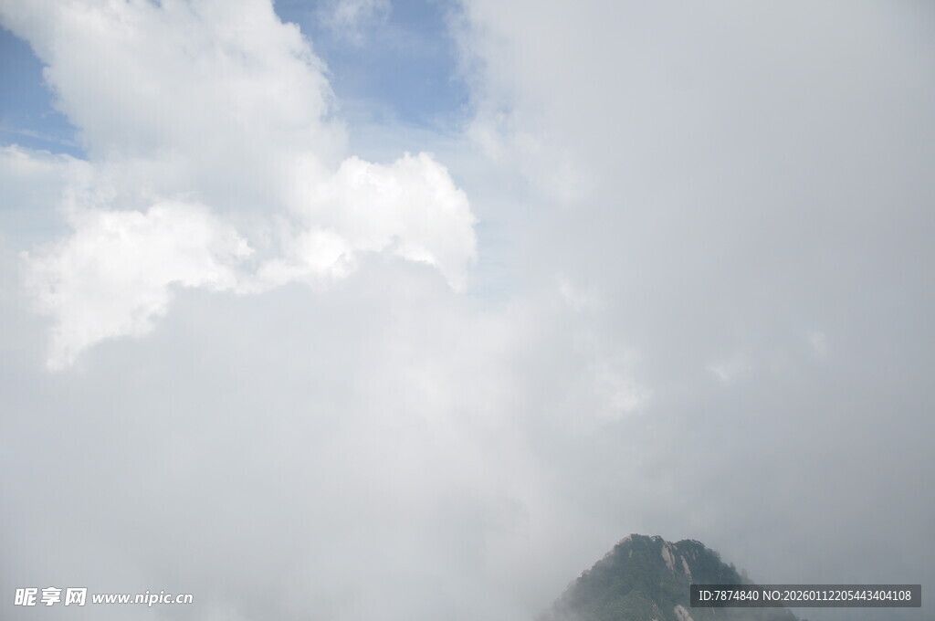 云雾缭绕中的巍峨山峰