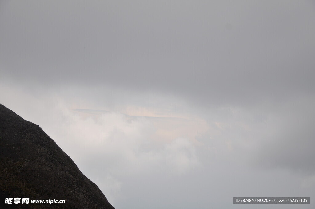 云雾缭绕的山峦景色