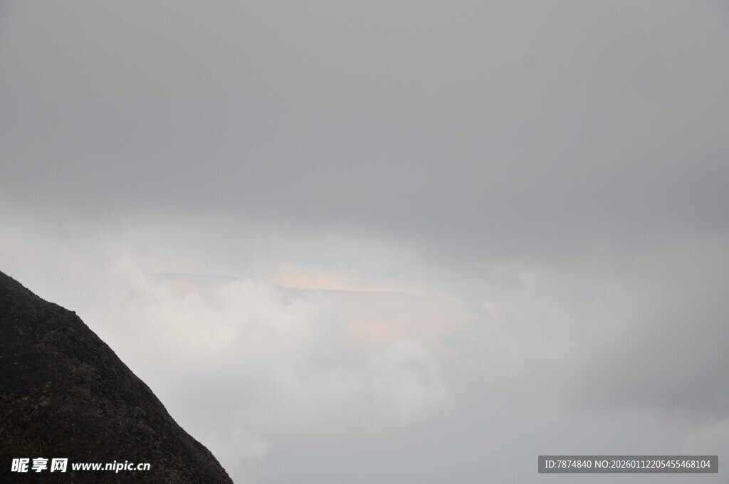 阴云笼罩下的山峰