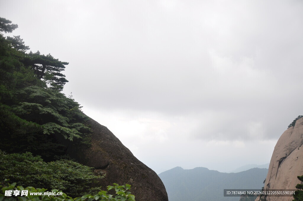 山间巨石与葱郁植被景观