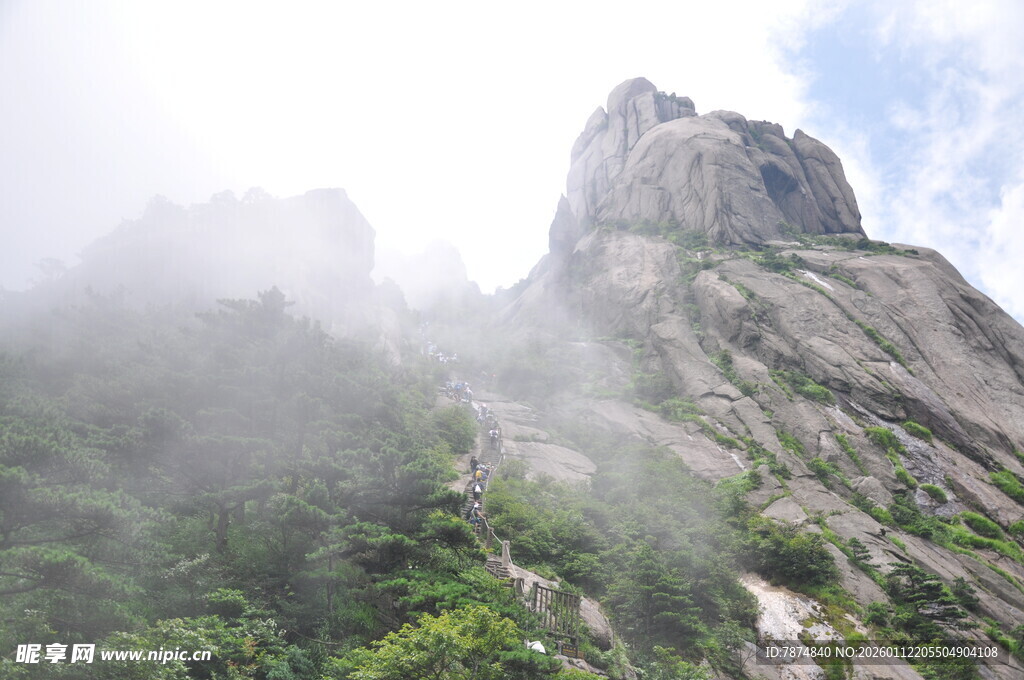 云雾缭绕的巍峨山峰