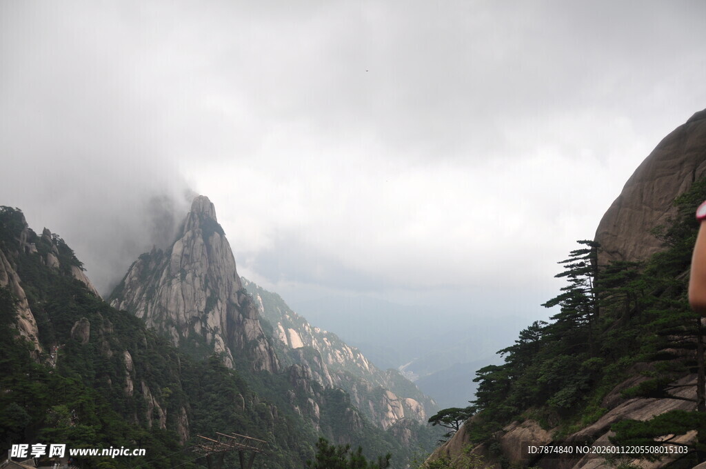 云雾缭绕的壮美山峰