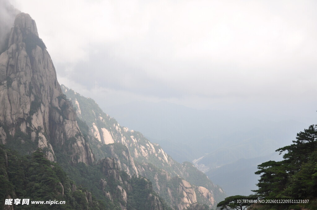 云雾缭绕的巍峨山峰