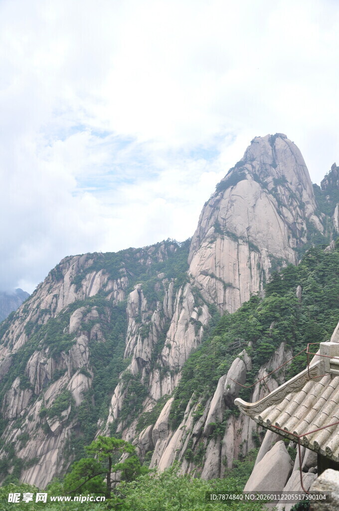 巍峨壮丽的险峻高山景色